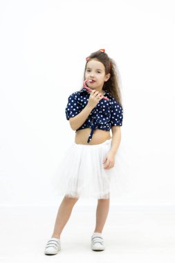 Beyaz tenli güzel bir kız poz veriyor..