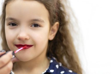 Güzel genç kız kırmızı ruj sürüyor..