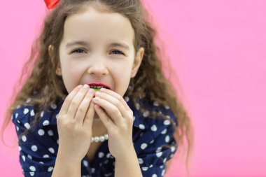 Kurabiye yiyen küçük bir model..