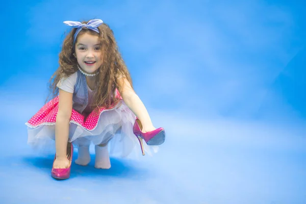 Zicht op klein meisje met een roze schoen in de hand. — Stockfoto