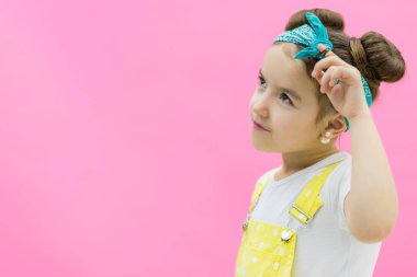 Sol elini kaldıran tatlı bir kız. Küçük kız şaşırmış görünüyor.