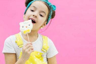 Lolipopu ısıran çocukların dudaklarına yakın..