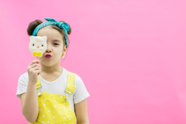 Kızın lolipopunu kaybetmemesi. Pembe arkaplan