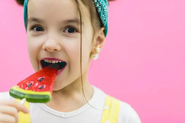 Portrét hezké dívky držící meloun cukroví. — Stock fotografie
