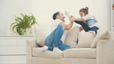 Mutlu aile birlikte iyi vakit geçiriyor..