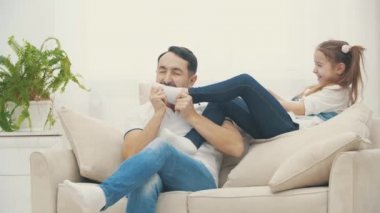 Çılgın baba 4K klibinde kızıyla dalga geçiyor..