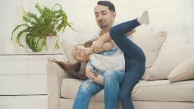4k video, babasının kızını kucağında tuttuğu ve.