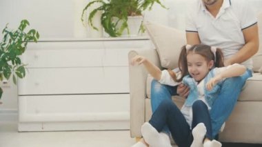 Baba ve kızının oynadığı, gülümsediği ve kameraya baktığı 4k videosu..