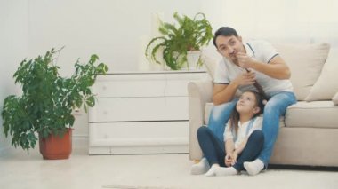 4k video, babasının kızının at kuyruğuyla oynadığı, kameraya poz verdiği..