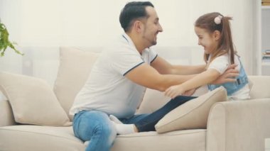 Baba ve kızının gülümsediği ve sarıldıkları 4k video..