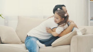 4k video 'da baba ve kızı kanepede sarılıyorlar..