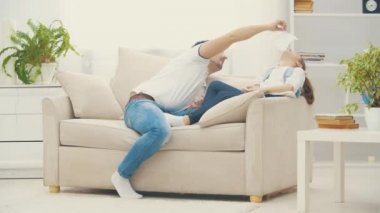 4k video, babasının kızının önünde peçete tuttuğu video..