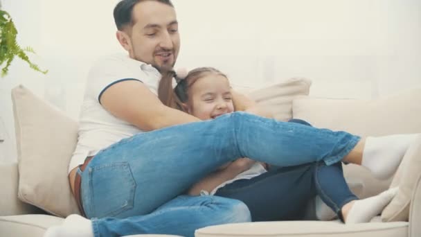 Pappa kramar sin dotter och känner sig som en far i 4k video. — Stockvideo
