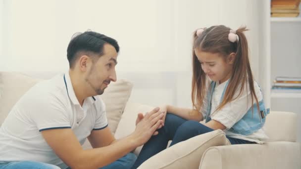 4k video di papà che sta cercando di farlo con sua figlia . — Video Stock