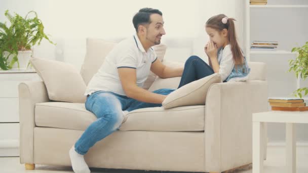 4k video donde padre calma a su hija llorando . — Vídeos de Stock