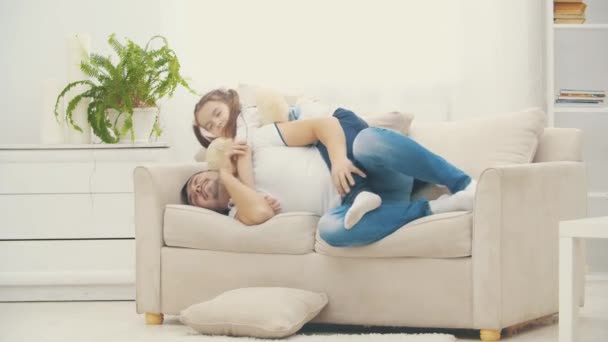 4k video donde hija es sobre su padre jugando con osito de peluche . — Vídeo de stock