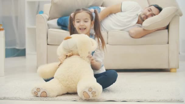 4k video donde papá vio cómo su pequeña hija está jugando sola . — Vídeos de Stock