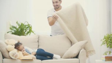 4k video 'da, ilgili baba küçük kızını battaniyeyle örtüyor ve ona dokunuyor..