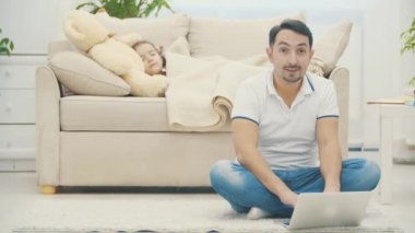 4K videoda babası, kızı kanepede uyuyan annesine mesaj atmış..