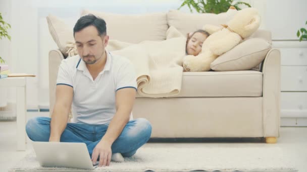 4k vídeo onde o pai está online enquanto sua filha sonha em um sofá . — Vídeo de Stock