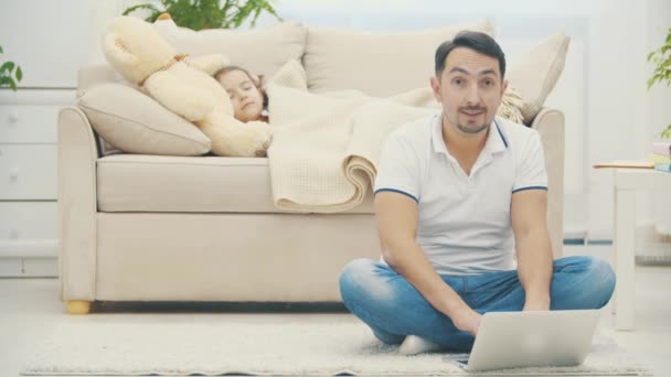 4k video där pappa sms: ar till mamman vars dotter sover på hans soffa. — Stockvideo