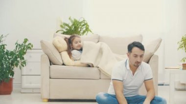 Babası internetteyken kızı kanepeye uzanıp 4K videosunda ona sarılıyor..