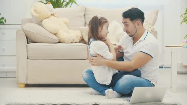 4k video dove padre e la sua piccola figlia abbracciare e parlare. — Video Stock