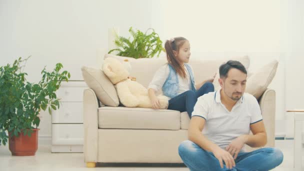 4k-Video, in dem die kleine Tochter ihren Vater verließ und auf dem Sofa schlafen ging. — Stockvideo