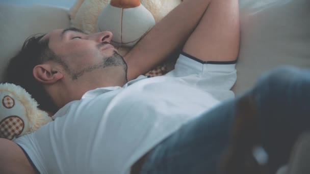 4k video donde el hombre durmiendo después de beber alcohol. — Vídeos de Stock