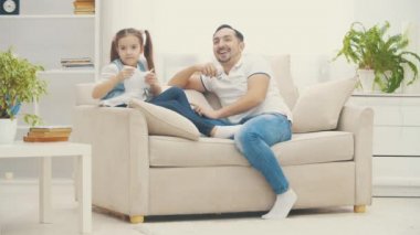 4K yavaş çekim videosu. Bekar bir babanın küçük kızıyla izin gününü geçirdiği film..