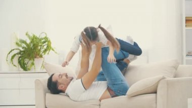 Babası bir şekilde kızını 4K yavaş çekim videosunda eğlendirmeye çalışıyor..
