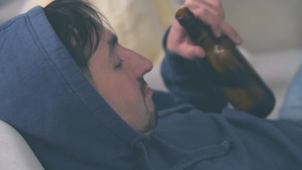 Een man is verslaafd aan alcohol in 4k slowmotiom video. — Stockvideo