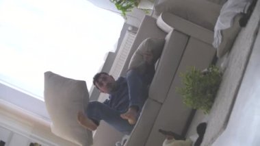Sarhoş adam bu odayı 4 km 'lik yavaş çekim videosuyla kirletiyor..