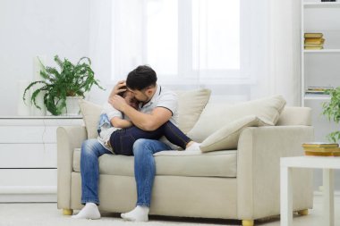 Baba ağlayan kızını sakinleştirir. Aile sorunları