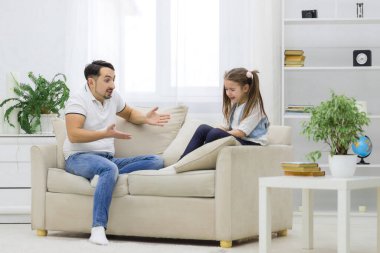 Ailesinin kızıyla sorunları var. Bir ailede çatışma