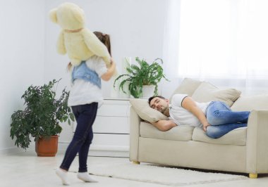 Babası uyuyor ve kızı beyaz bir ayıyla..