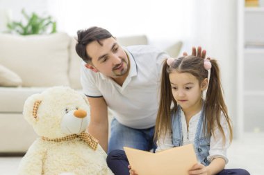 Baba, kızına okuduğu şeyler için şükrediyor..
