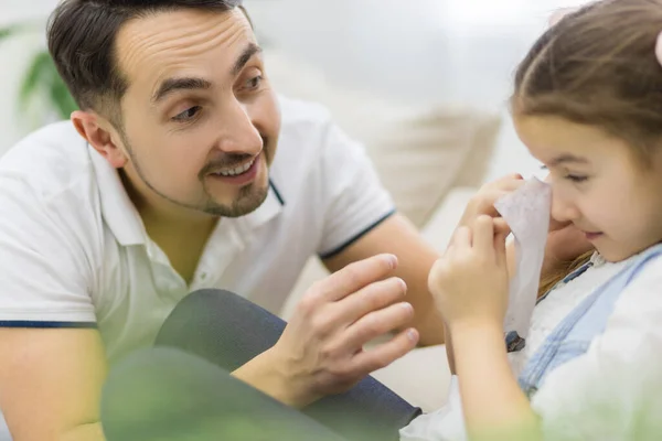 Papá está tratando de calmar a su hija . —  Fotos de Stock