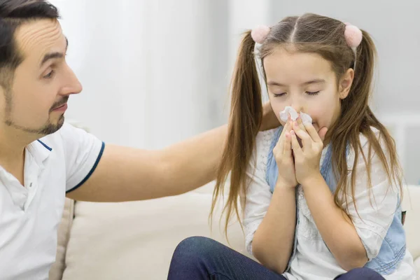 Hija limpiando la nariz con el pañuelo. Hija enferma . —  Fotos de Stock