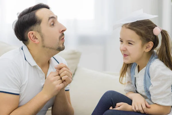 Vader lacht haar dochter uit. Lach hardop. — Stockfoto