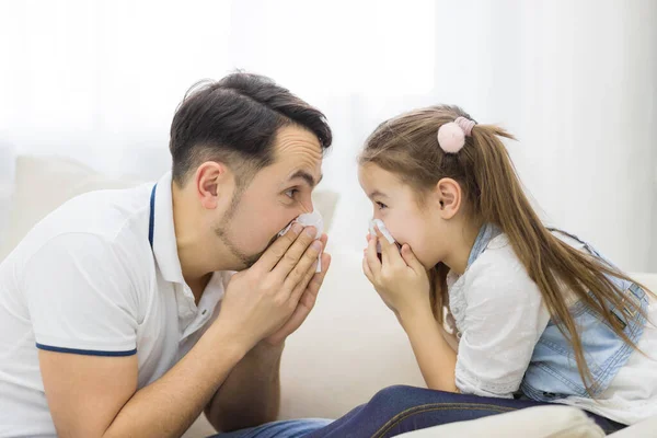 Dochter en vader vegen neus met zakdoek. — Stockfoto