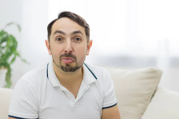 Un hombre con barba posando en la cámara . — Foto de Stock