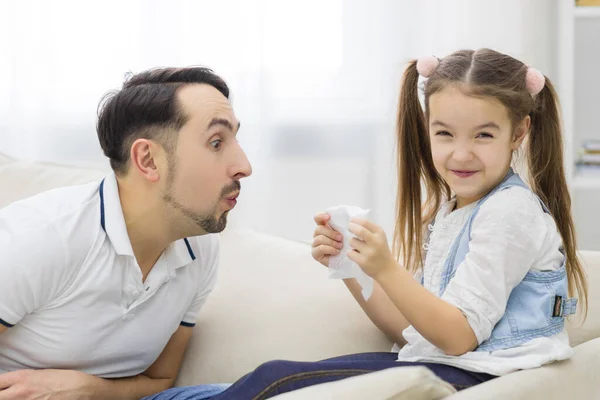 Father and his daughter are playing at home. — Stock Photo, Image