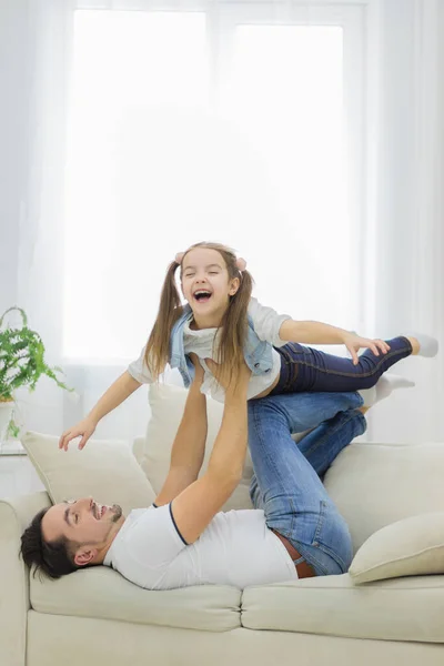 Giovane figlia gioca con suo padre. Idea di foto — Foto Stock