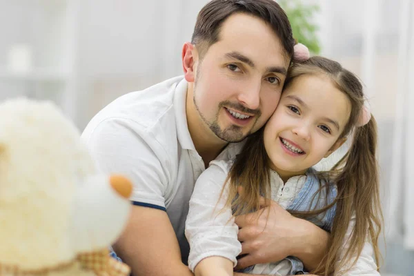 Mädchen umarmt ihren Vater - isoliert auf weißem Hintergrund. — Stockfoto