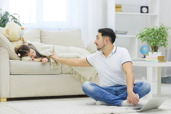 Папа восхищается своей единственной дочерью, пока она спит.
.