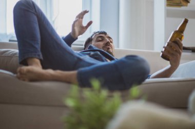 Sarhoş alkolik, şişeden viski içiyor..