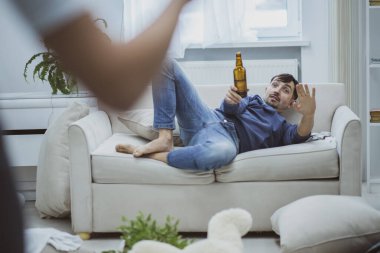 Bir eş kocasını odada sarhoş bulmuş..