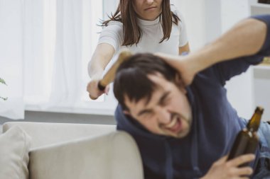 Koca kendi karısından dayak yiyor ve neden sarhoş olduğunu açıklamaya çalışıyor..
