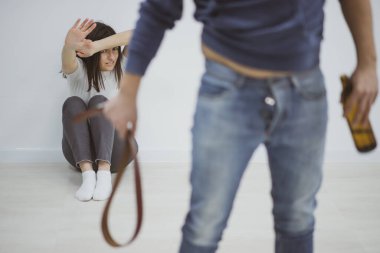 Adam karısını evde kemerle dövüyor..